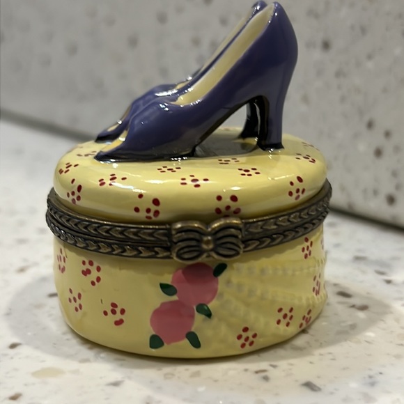 Hinged trinket box purple high heel shoe with embossed roses - Picture 7 of 10